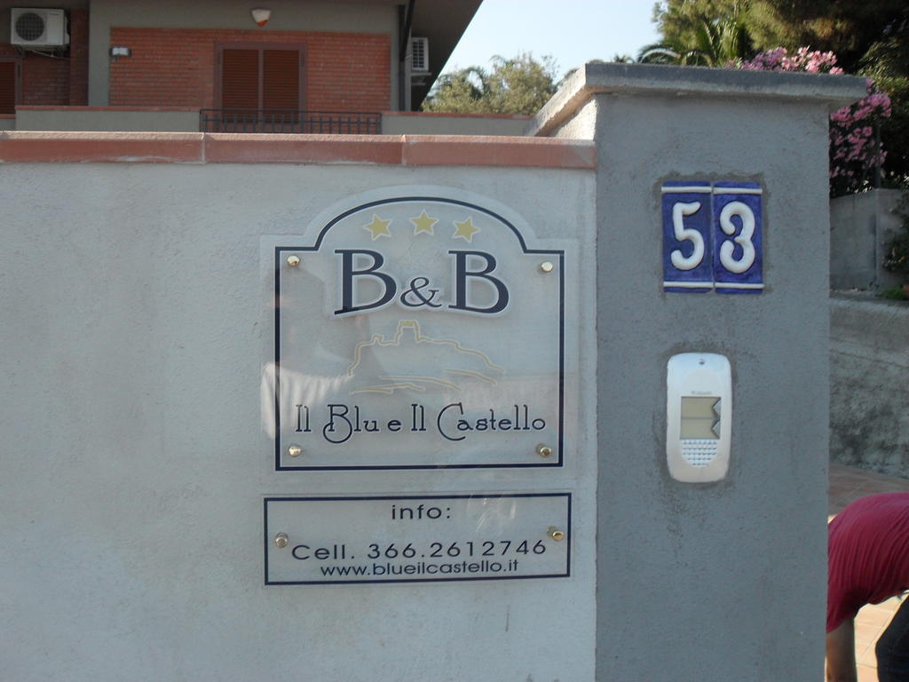 B&B Blu E Il Castello Aci Castello Buitenkant foto